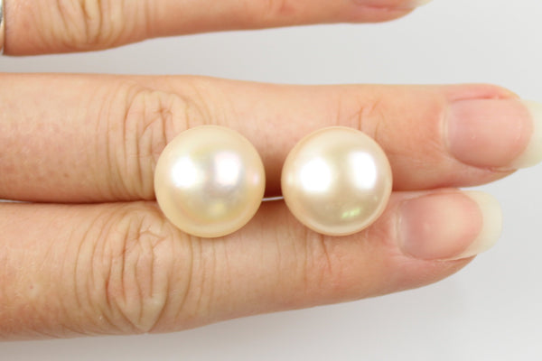 peach button pearl pair