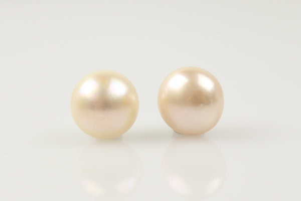 peach button pearl pair